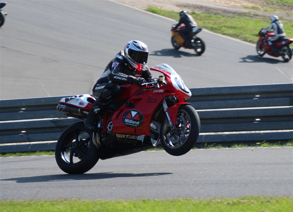 René Prang førte klart på Ring Djursland inden den tekniske defekt standsede motoren kort før mål
(Foto: Erling Prang)